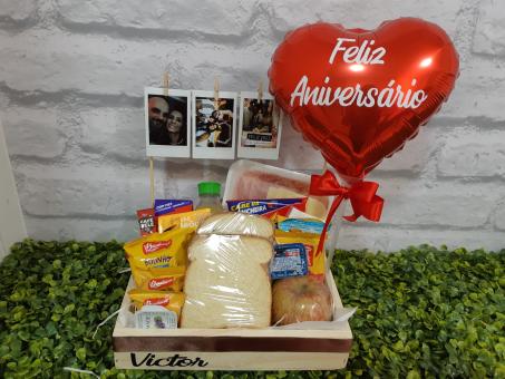 CESTA BOX DE CAF� DA MANH� COM BAL�O METALIZADO FELIZ ANIVERS�RIO