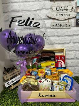 CESTA SUPER LUXO COM CHOCOLATES, BOLO BENTO CAKE E BAL�O 