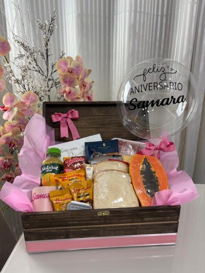 CESTA DE CAF� HAPPY DAY ROSA COM CANECA COM NOME 